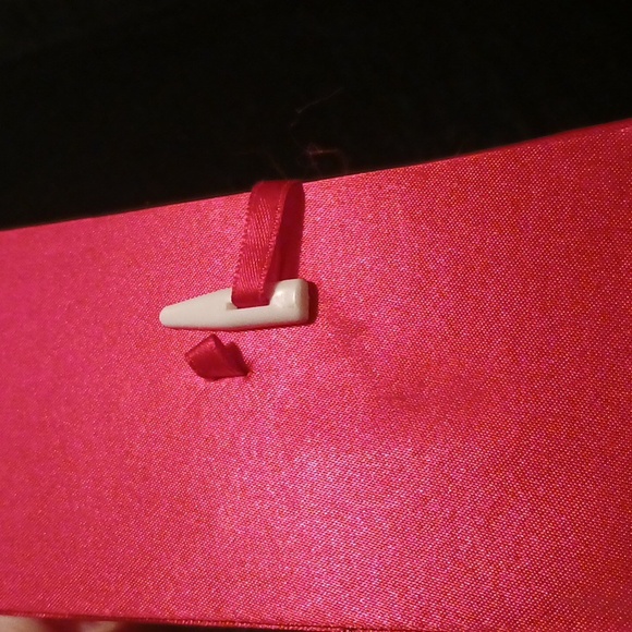 Red Satin gift box with unique closure - Picture 9 of 11